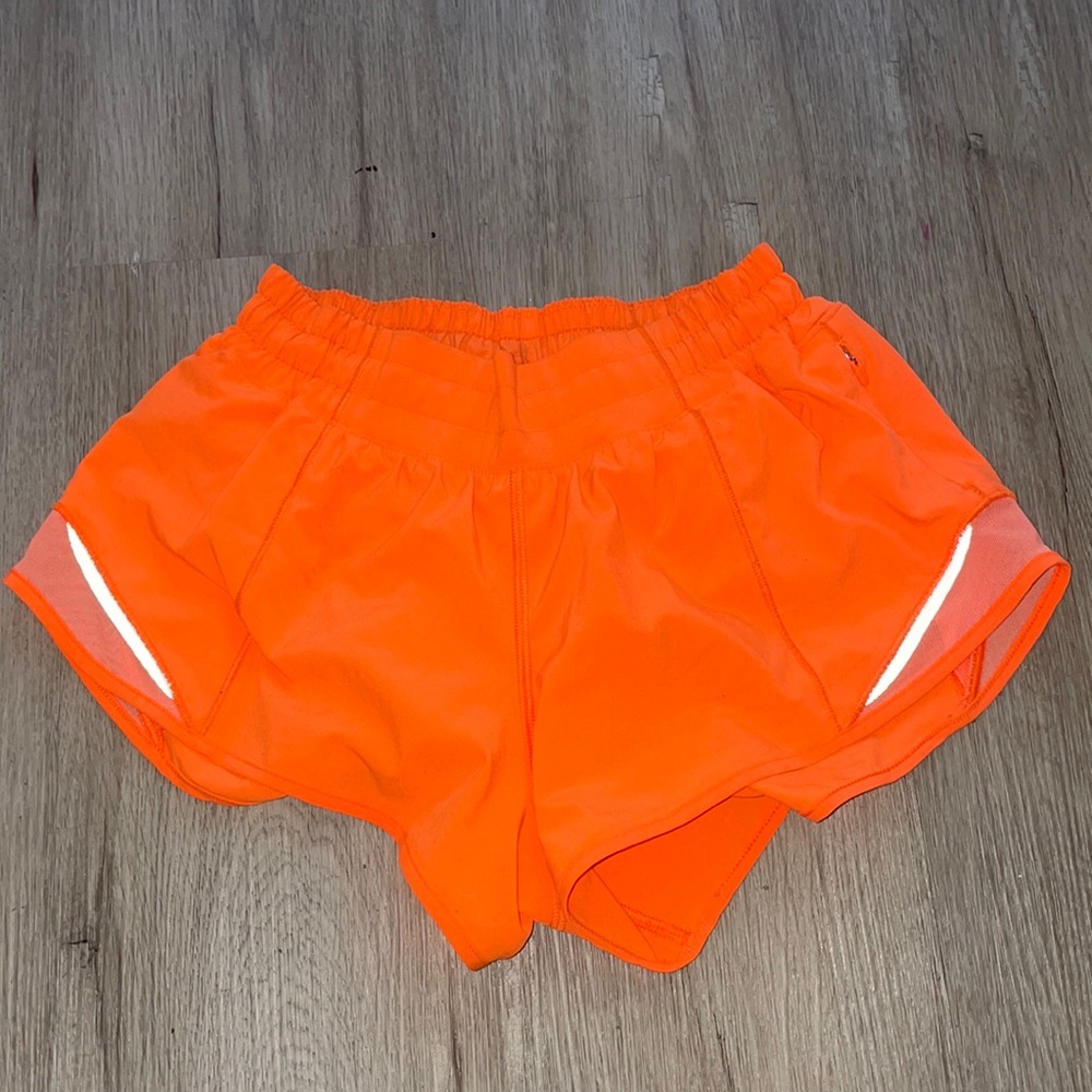 RARE Lululemon Hotty Hot short 2.5- size 4